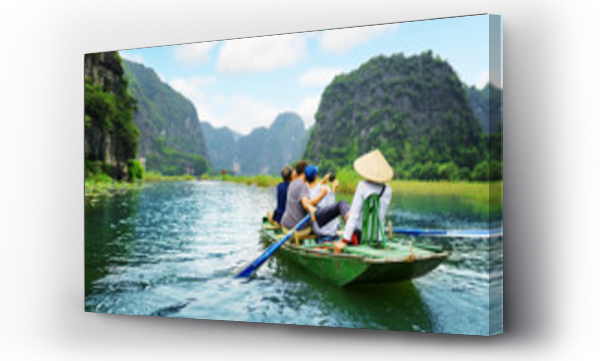 Turyści robiący zdjęcia. Wioślarz używający stóp do napędzania wioseł