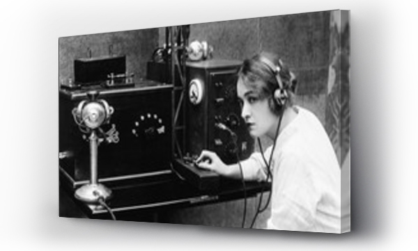 Wizualizacja Obrazu : #104453505 Woman sending Morse code using telegraph 