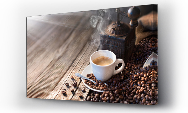 Dobry poranek zaczyna się od dobrej kawy - poranne światło oświetla tradycyjne espresso