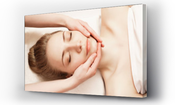 Spa. Kobieta korzystająca z przeciwstarzeniowego masażu twarzy