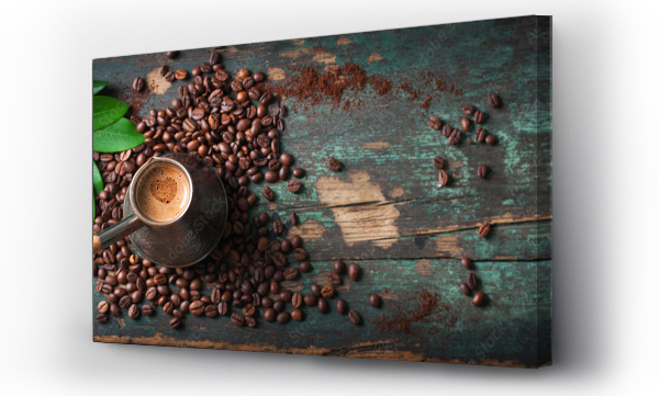 Gorąca kawa w coffeepot lub turk na drewnianym tle z liści kawy i ziaren, poziome z kopiowania przestrzeni. Widok z góry