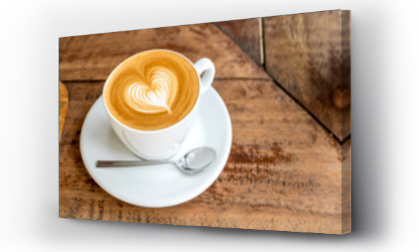 Zbliżenie białej filiżanki do kawy z latte w kształcie serca na drewnianej tabliczce