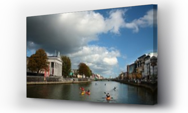 Wizualizacja Obrazu : #125852735 Kajakarze p?yn?cy rzek? przez miasto Cork. Irlandia.