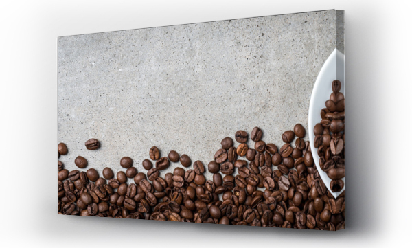 Filiżanka kawy z ziaren kawy na szarym tle kamienia. Widok z góry