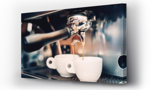 Wizualizacja Obrazu : #138360071 Profesjonalne parzenie kawy - detale baru kawowego. Espresso kawa nalewania z ekspresu do kawy. Detale baristy w kawiarni