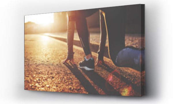 Wizualizacja Obrazu : #140108531 Sportowiec kobieta w biegu start pozę na ulicy miasta. Sport obcisłe ubrania. Jasny zachód słońca, rozmyte tło. Poziomy