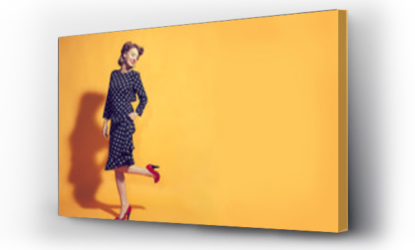 Wizualizacja Obrazu : #141014015 portret dziewczyny na żółtym tle w stylu retro