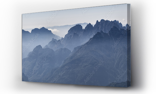 Sukcesja szczytów w kierunku południowym, widok z Drugiego Pala di San Lucano. Dolomity, Agordino, Belluno, Veneto, Włochy, Europa