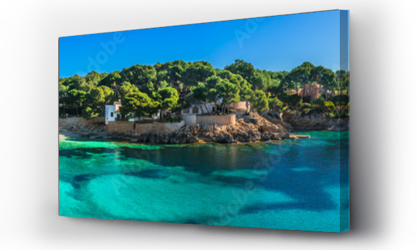Piękny widok panoramiczny na plażę i wybrzeże Cala Gat w Cala Ratjada na wyspie Majorka, Hiszpania Morze Śródziemne