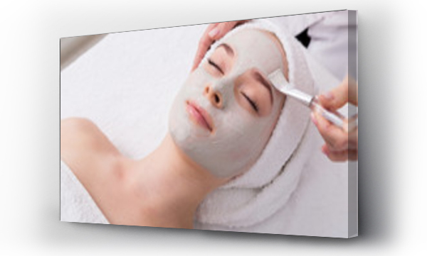 Wizualizacja Obrazu : #143330491 Kobieta otrzymuje maseczkę na twarz od kosmetyczki w spa