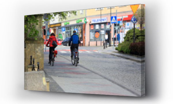 Wizualizacja Obrazu : #146703606 Szcz??liwa para, dziewczyna i ch?opak jad? na rowerach przez miasto.