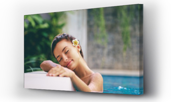 Wizualizacja Obrazu : #147971161 Uroda i pielęgnacja ciała. Zmysłowa młoda kobieta relaksująca się w odkrytym basenie spa.