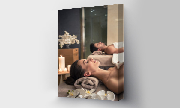 Mężczyzna i kobieta leżący na łóżkach do masażu w azjatyckim centrum odnowy biologicznej