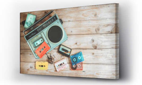 Top view bohater nagłówek - retro technologia radia kasety magnetofonowej muzyki z retro kasety magnetofonowej na stole drewnianym. Vintage stylów efektów kolorystycznych.