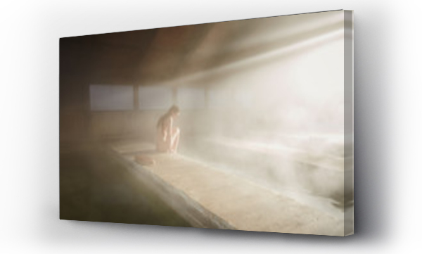 Kobieta relaksująca się przy gorących źródłach wody w spa