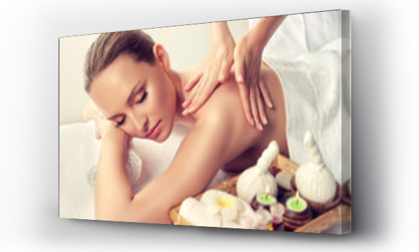 Masaż i pielęgnacja ciała. Spa masaż ciała leczenie. Kobieta z masażem w salonie spa dla pięknej dziewczyny
