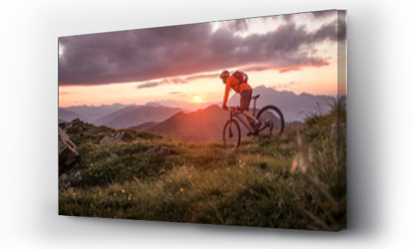 Wizualizacja Obrazu : #163227765 Mężczyzna rowerzysta górski o zachodzie słońca w górach