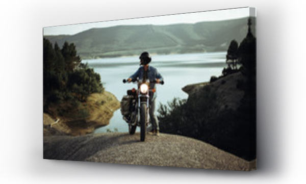 Wizualizacja Obrazu : #167273354 Mężczyzna pchający motocykl na skałę