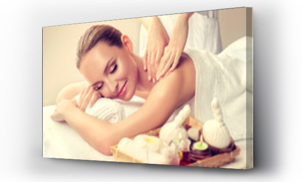 Wizualizacja Obrazu : #171035595 Masaż i pielęgnacja ciała. Spa masaż ciała leczenie. Kobieta z masażem w salonie spa dla pięknej dziewczyny