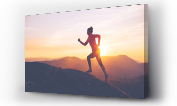 Wysportowana dziewczyna kończy bieg w górach przy zachodzie słońca. Sport obcisłe ubrania. Zamierzone rozmycie ruchu.