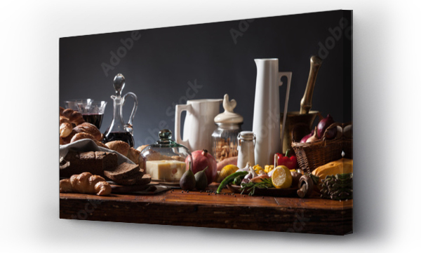 Bogaty stół z jedzeniem, styl średniowieczny, panorama na rustykalnym stole z drewna i ciemnym tle.