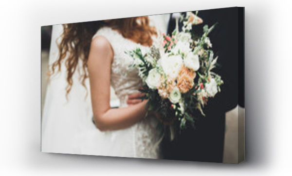 Wizualizacja Obrazu : #173733434 Piękny bukiet ślubny z różnych kwiatów w rękach