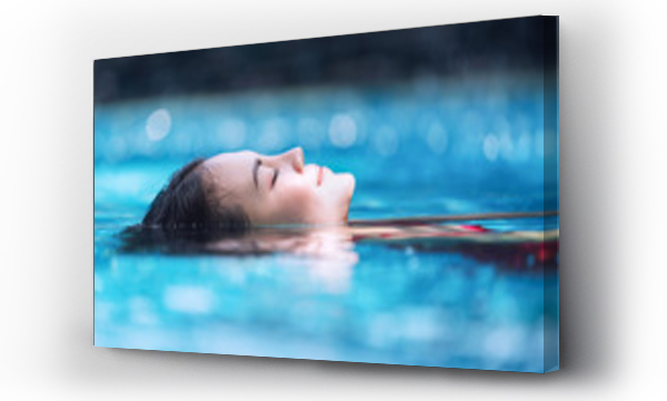 Wizualizacja Obrazu : #175026395 Młoda Azjatka relaksująca się w basenie w ośrodku spa.
