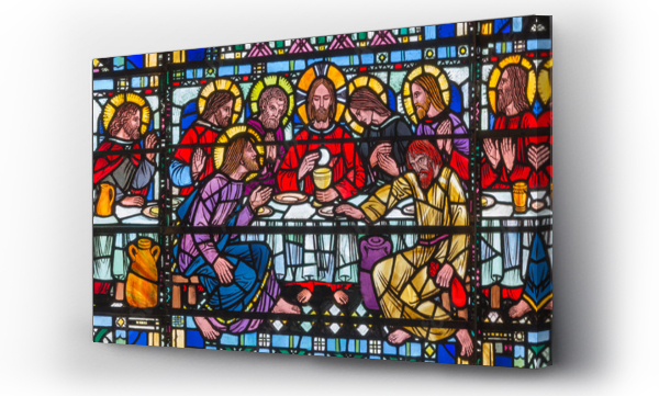 LONDYN, WIELKA BRYTANIA - 16 WRZEŚNIA 2017 R: Witraż Ostatnia Wieczerza Pantokratora w kościele St Etheldreda autorstwa Josepha Edwarda Nuttgensa (1952).