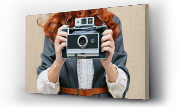 Retro aparat fotograficzny kobieta z rudymi włosami
