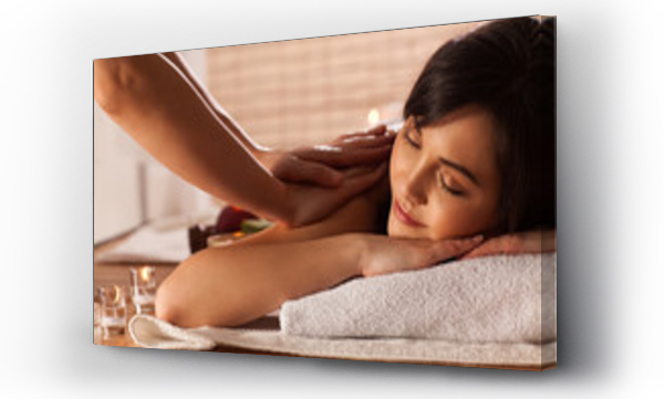 Masażystka robi masaż pleców kobiecie w spa