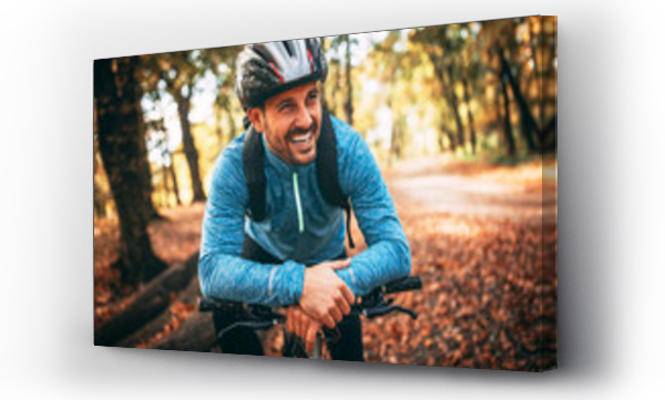 Wizualizacja Obrazu : #179398078 Młody mężczyzna na rowerze przez las