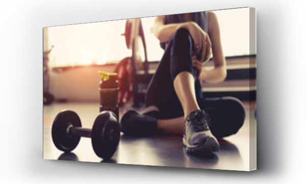 Kobieta ćwiczenia trening w siłowni fitness łamanie relaks trzymając jabłko owoce po treningu sport z hantlem i butelki shake białka zdrowego stylu życia kulturystyki, sportowiec budowniczy mięśni stylu życia.