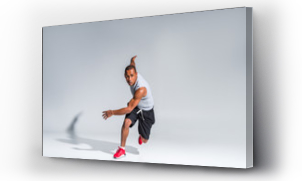 Wizualizacja Obrazu : #182663718 młody sportowiec afroamerykanin biegnący i patrzący w kamerę na tle szarości