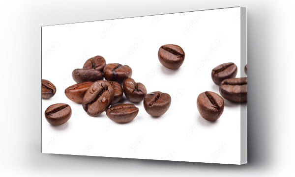 Zestaw świeżo palonych ziaren kawy izolowane na białym tle.