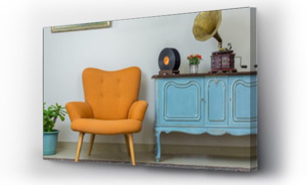 Vintage wnętrze retro pomarańczowy fotel, vintage drewniany jasnoniebieski kredens, stary fonograf (gramofon), płyty winylowe na tle beżowej ściany, porcelanowej podłogi wyłożonej kafelkami i czerwonego dywanu