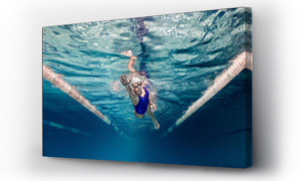 podwodny obraz kobiety pływaczki w stroju kąpielowym i okularach trenującej na basenie