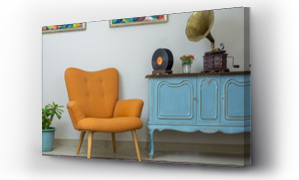 Vintage wnętrze retro pomarańczowy fotel, vintage drewniany jasnoniebieski kredens, stary fonograf (gramofon), płyty winylowe na tle beżowej ściany, porcelanowej podłogi wyłożonej kafelkami i czerwonego dywanu
