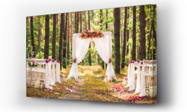 Wizualizacja Obrazu : #191545466 Piękne romantyczne uroczyste miejsce wykonane z drewnianym placu i kwiatowe róże dekoracje na zewnątrz ceremonii ślubnej w zielonym parku. Ustawienia ślubne w malowniczym miejscu. Pozioma fotografia kolorowa.
