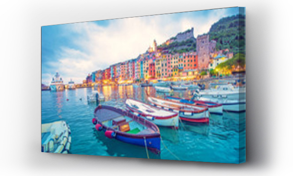 Wizualizacja Obrazu : #199349371 Mistyczny krajobraz portu z kolorowymi domami i łodziami w Porto Venero, Włochy, Liguria wieczorem w świetle latarni