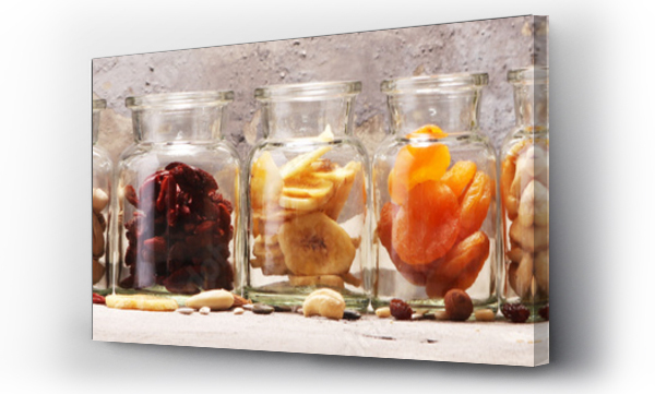 Kompozycja z suszonymi owocami i różnymi zdrowymi orzechami