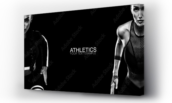 Koncepcja sportu. Czarny i biały zdjęcie. Silny atletyczny, kobiety sprinter, bieganie izolowane na czarnym, noszenie w strojach sportowych, fitness i motywacji sportowej. Koncepcja biegacza.