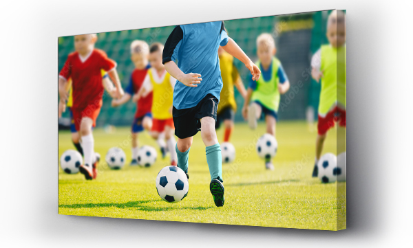 Wizualizacja Obrazu : #206971263 Piłka nożna piłka nożna szkolenia dla dzieci. Dzieci piłka nożna sesja treningowa. Dzieci bieganie i kopanie piłki nożnej. Młodzi chłopcy poprawiający umiejętności piłkarskie