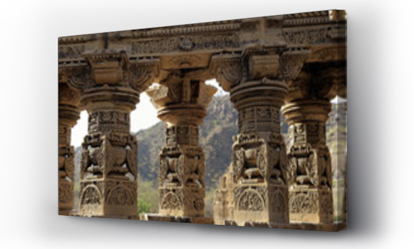 Indie, Radżastan, rzeźbione kolumny świątyni dżinijskiej w Kiradu (10-11 wiek)