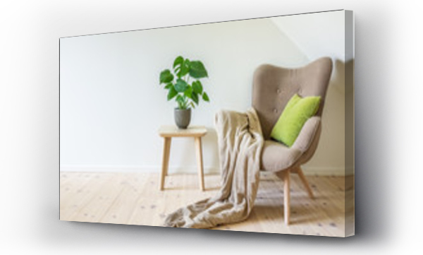Wizualizacja Obrazu : #209673348 Beżowy fotel z zieloną poduszką, kocem i drewnianym stołem z rośliną doniczkową, drzewem sałaty owocowej (Monstera deliciosa). Pusta biała ściana w prostym wnętrzu salonu. Przestrzeń do kopiowania