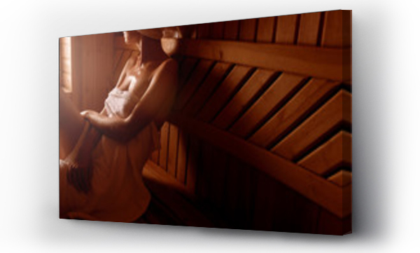 Wizualizacja Obrazu : #210185246 dziewczyna w zabiegu spa w tradycyjnej saunie z szczotką do skóry i ściereczką do mycia. relaksuje się owinięta w biały ręcznik