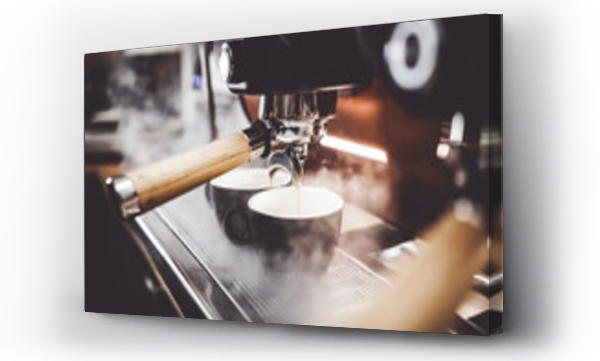 Espresso poruing z ekspresu do kawy w kawiarni