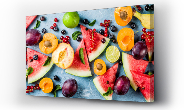 Letnie witaminy koncepcja żywności, różne owoce i jagody arbuz brzoskwinia mięta morele śliwki jagody porzeczki, kreatywny płaski układ na jasnoniebieskim tle widok z góry kopiowanie przestrzeni