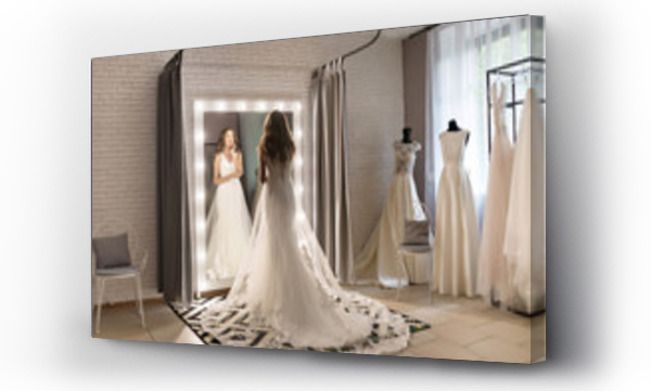 Wizualizacja Obrazu : #214342946 Piękna kobieta w salonie ślubnym ma na sobie suknię przy lustrze na poddaszu