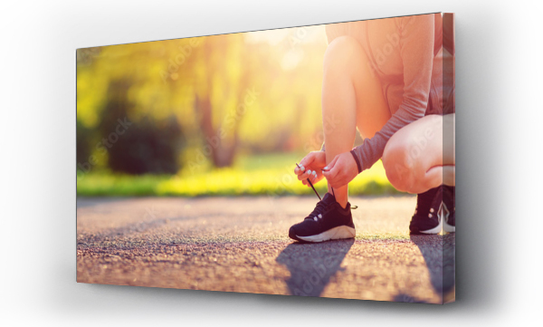 Wizualizacja Obrazu : #215530251 Młoda kobieta biegająca w parku. Aktywna osoba na świeżym powietrzu o zmierzchu w lecie