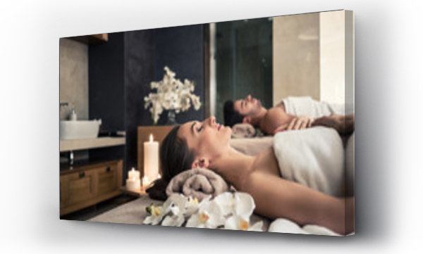 Młody mężczyzna i kobieta leżący na łóżkach do masażu w azjatyckim luksusowym spa i centrum odnowy biologicznej